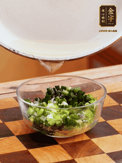 姜末、蔥末加鹽，潑熱油做成蔥姜醬