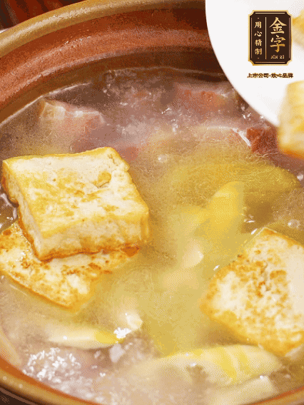 再放豆腐燉煮10分鐘，加豆瓣繼續(xù)煮2分鐘