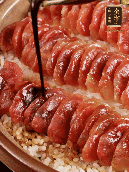 淋上醬汁攪拌均勻
調一個醬汁：生抽2匙、老抽半匙、蠔油半匙、白砂糖1/3匙、雞精1/3匙、香油5滴、水1匙