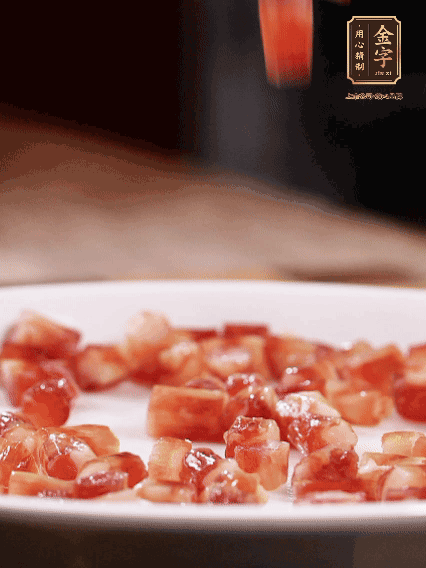 金字迷你小香腸切小段，煎出肉香