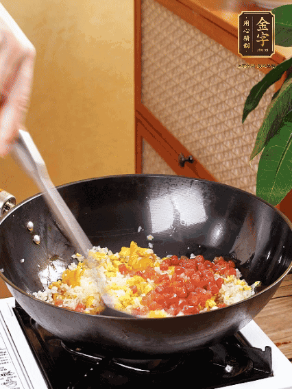 放隔夜飯攪散，加香腸，1勺生抽、半勺鹽調味。最后撒蔥花